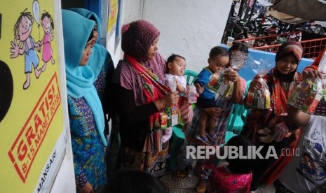  Warga sedang memeriksakan kesehatan anak bayinya di Posyandu Flamboyan, Pinangsia, Jakarta, Kamis (31/3). 