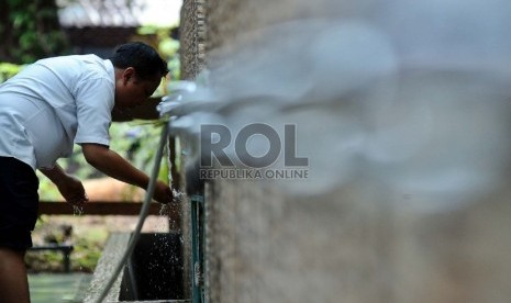  Warga sedang mengambil air wudhu 