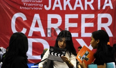  Warga sedang menghadiri pelaksanaan Bursa Kerja di istora Senayan, Jakarta, Kamis (17/9). 