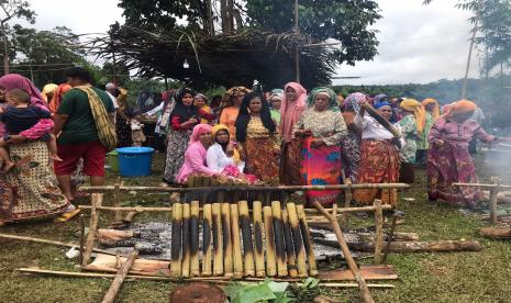  Warga sedang mengikuti Festival Lek Anak Negeri 2022, salah satu tradisi yang hingga kini masih dijaga oleh masyarakat Bungo yaitu Ngago Lubuk Larangan. 