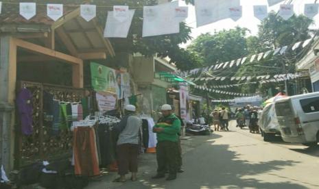 Warga sekitar Jalan Petamburan III, Tanah Abang, Jakarta Pusat. Pada Senin (7/12), warga Petamburan menjaga kawasannya pascainsiden bentrokan laskar khusus Habib Rizieq Shihab dan petugas kepolisian.