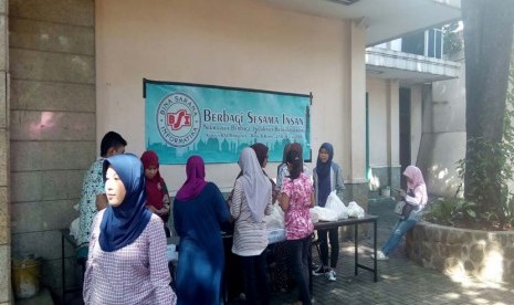 Warga sekitar kampus BSI Margonda Depok, antusias mengunjungi dan membeli paket sembako murah dalam cara bazaar Ramadhan yang diadakan oleh BSI kampus Margonda Depok, Jawa Barat, 22-23 Juni 2016.