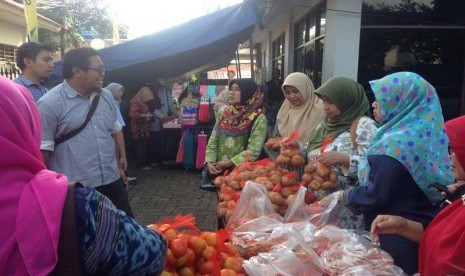 Warga sekitar kampus STMIK Nusa Mandiri Kampus Warungjati, Jakarta Selatan, mengunjungi dan berbelanja di stan Ditjen Hortikultura Departemen Pertanian pada bazar Ramadhan STMIK Nusa Mandiri, Rabu (22/6/2016).