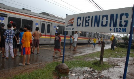 Penumpang menyambut kedatangan KRL Commuter Line di Stasiun Cibinong, Kabupaten Bogor, Jawa Barat, Rabu (1/4).