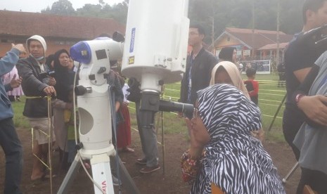 Warga sekitaran Lembang antusias mengamati gerhana matahari sebagian di lapangan Sinapeul, Desa GudangKahuripan yang tidak jauh dari Bosccha, Kamis (26/12).