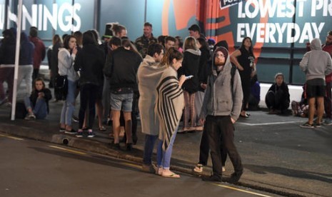 Warga Selandia Baru berkumpul di Tory Street setelah dievakuasi dari bangunan di Wellington setelah gempa 6,6 SR melanda Cheviot, Senin, 14 November 2016.