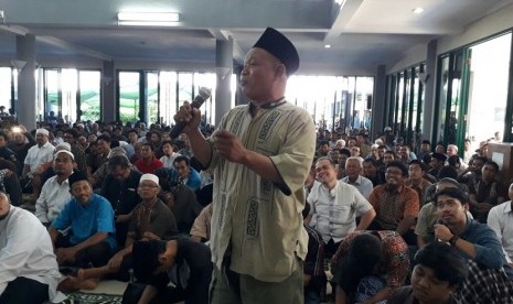 Warga Semarang, Joko, mengaku siap menjadi juru kampanye Tuan Guru Bajang (TGB) Muhammad Zainul Majdi pada pilpres 2019 saat mengikuti Ngaji Bareng TGB di Masjid Undip, Semarang, Jawa Tengah, Kamis (29/3).  