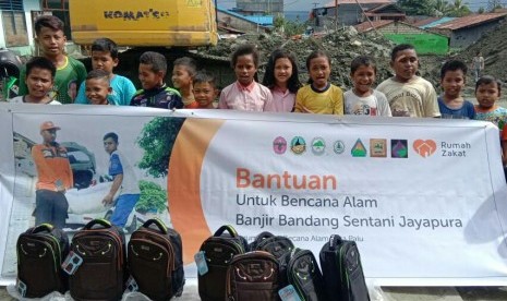 Warga Sentani mendapar bantuan dari Forum Peduli Bencana dan Rumah Zakat.