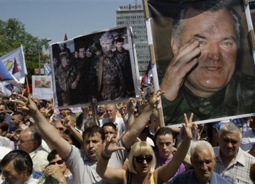 Warga Serbia-Bosnia menggelar protes atas penangkapan Ratko Mladic. Mereka membawa poster Mladic (kanan) dan Radovan Karadzic (kiri).