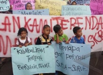 Warga serta anak-anak korban banjir Pondok Labu melakukan aksi unjuk rasa.