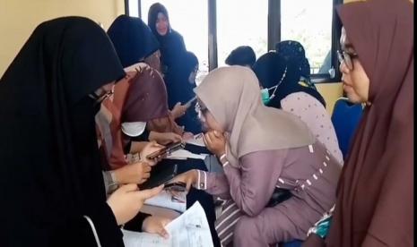 Warga Serua, Bojongsari berbondong-bondong mendatangi Kelurahan Serua untuk mendaftar Wira Usaha Baru Kota Depok 2022.