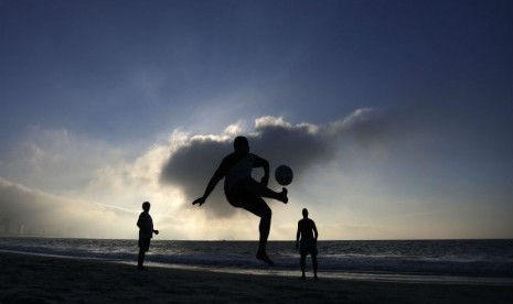 Warga setempat bermain bola di hamparan pasir Pantai Copacabana, Rio de Janeiro, Brasil. 