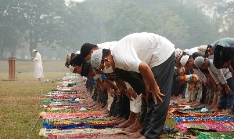 Warga shalat Istisqa di lapangan Masjid Da'wah, Pekanbaru, Riau, Ahad (6/9). Mereka minta turun hujan agar asap kebakaran hutan padam.