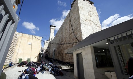 Warga shalat Jumat di salah satu masjid di West Bank Hebron.