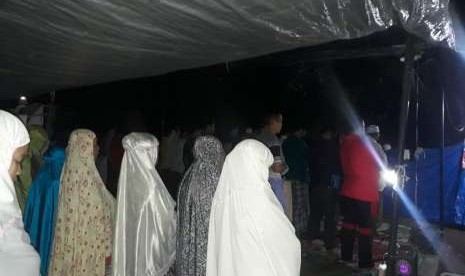 Warga shalat magrib berjamaah di pos pengungsian di Desa Kayangan, Kecamatan Kayangan, Kabupaten Lombok Utara, NTB, Rabu (29/8).