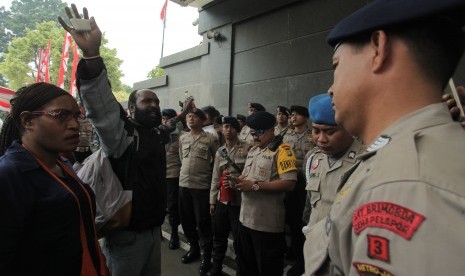 Warga simpatisan pasangan nomor urut dua Pilkada Kabupaten Intan Jaya, Papua melakukan aksi usai sidang putusan perkara sengketa Pilkada Kabupaten Intan Jaya, Provinsi Papua di depan gedung Mahkamah Konstitusi, Jakarta, Selasa (29/8). Mereka menolak putusan Hakim Mahkamah Konstitusi (MK) yang memutuskan, pasangan calon Bupati dan Wakil Bupati Nomor urut tiga, Natalis Tabuni dan Yann Robert Kobogoyauw sebagai pemenang Pilkada Kabupaten Intan Jaya 2017, dimana keputusan itu diambil setelah sebelumya Mahkamah memerintahkan KPU Kabupaten Intan Jaya menyelenggarakan Pemungutan Suara Ulang (PSU) di tujuh TPS pada 11 Juli 2017.