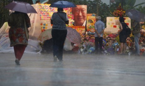 Warga Singapura meletakkan karangan bunga dan kartu mengharapkan kesembuhan Lee Kuan Yew yang sempat dirawat di Singapore General Hospital sebelum meninggal, Senin (23/3).