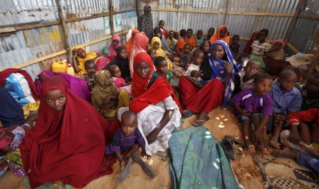 Warga Somalia yang kelaparan berada di kamp pengungsi di Mogadishu, Somalia.