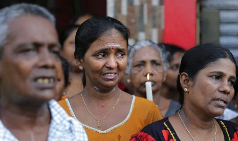 Warga Sri Lanka berdoa saat tiga menit mengheningkan cipta untuk korban serangan bom di luar Gereja St. Anthony di Kolombo, Sri Lanka, Selasa (23/4).