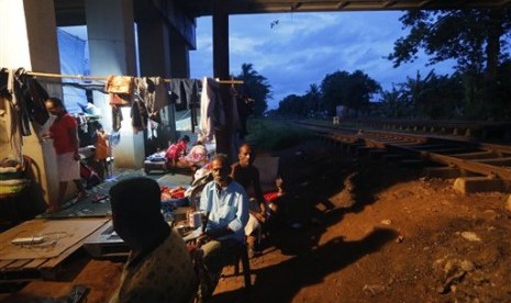 Warga Sri Lanka mengungsi akibat banjir di pengungsian sementara di bawah underpass di samping rel kereta di Kolombo, Selasa, 17 Mei 2016. 