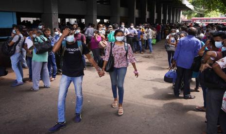 Warga Sri Lanka menunggu bus selama relaksasi dalam jam malam nasional yang dimulai Senin malam di Kolombo, Sri Lanka, Kamis, 12 Mei 2022.