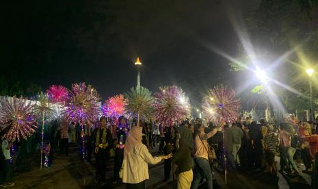 Warga sudah padati kawasan Monas dalam gelaran Jakarnaval menjelang pergantian tahun 2024, Ahad (31/12/2023)