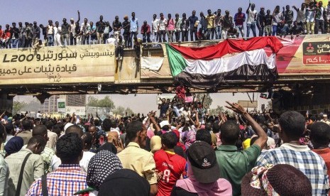 Warga Sudan berunjuk rasa di dekat gedung Kementerian Pertahanan di Khartoum, Sudan, Selasa (9/4). Mereka menuntut Presiden Omar al-Bashir mundur.