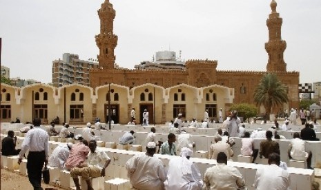 Warga Sudan melaksanakan shalat Zhuhur di sebuah masjid tua di Ibu Kota Khartoum.