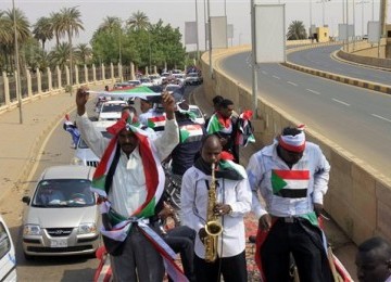 Warga Sudan merayakan kemerdekaan pemisahan Sudan Selatan dari negaranya di ibukota Khartoum, Sabtu (9/7).