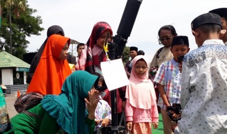 Warga Surabaya yang menyaksikan gerhana matahari cincin di halaman Masjid Nasional Al-Akbar, Jalan Masjid Agung, Pagesangan, Jambangan, Surabaya, Kamis (24/12).