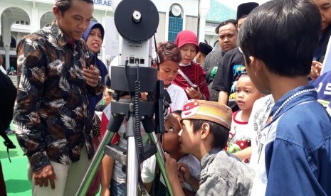 Warga Surabaya yang menyaksikan gerhana matahari cincin di halaman Masjid Nasional Al-Akbar, Jalan Masjid Agung, Pagesangan, Jambangan, Surabaya, Kamis (24/12).