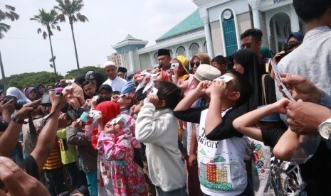 Badan Meteorologi Klimatologi dan Geofisika (BMKG) melaksanakan pengamatan fenomena proses Gerhana Matahari Cincin (GMC) di anjungan Pantai Losari Makassar, Sulawesi Selatan, Kamis (26/12) (Ilustrasi lihat gerhana)