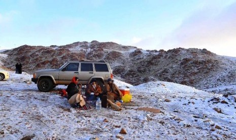 Warga Tabuk Arab Saudi bertamasya menikmati salju 