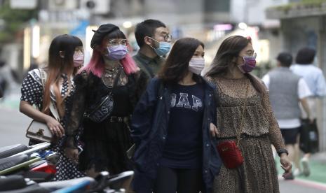  Warga Taipe tampak memakai masker untuk melindungi diri dari penyebaran SARS-CoV-2 di tengah peningkatan kasus Covid-19 di Taiwan, Sabtu, 30 April 2022. Taiwan memastikan tidak akan menerapkan lockdown untuk penanganan Covid-19 saat ini.