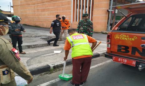 Warga tak mengenakan masker di Jalan Dokter Soekardjo, Kelurahan Panglayungan, Kecamatan Cipedes, Kota Tasikmalaya, dikenakan sanksi sosial berupa  kerja menyapu, Ahad (21/6)