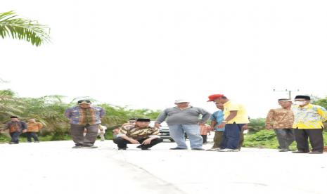 Warga Talang Bayung (Desa Toman Baru)-Lubuk Buah tampak berbahagia. Akhirnya, infrastruktur jalan yang selama ini rusak berat tuntas diperbaiki dengan mulus. Ahad (4/12/2022) siang, Pj Bupati H. Apriyadi Mahmud mendatangi langsung lokasi perbaikan jalan Talang Bayung-Lubuk Buah. 