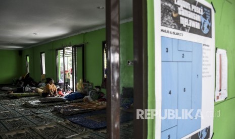 Warga Tamansari yang terdampak penggusuran beraktivitas di Masjid Al-Islam yang dijadikan posko di Jalan Kebon Bibit, Kota Bandung, Senin (20/1)