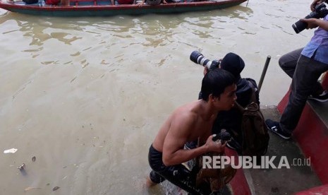 Warga Tangerang meriahkan rangkaian kegiatan perayaan Pehcun tahun 2568/2017 di bantaran Sungai Cisadane, Kota Tangerang, Selasa (30/5). 