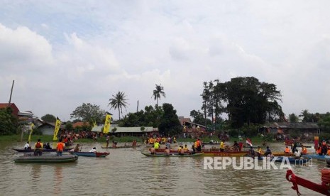 Warga Tangerang meriahkan rangkaian kegiatan perayaan Pehcun tahun 2568/2017 di bantaran Sungai Cisadane, Kota Tangerang, Selasa (30/5). 