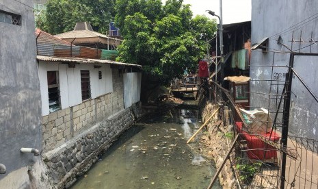  Warga Tanjung Duren Utara, Grogol Petamburan, Jakarta Barat,  belum memiliki jamban sehat. Terdapat satu kamar mandi untuk enam kepala  keluarga, dengan saluran pembuangan langsung menuju ke sungai.