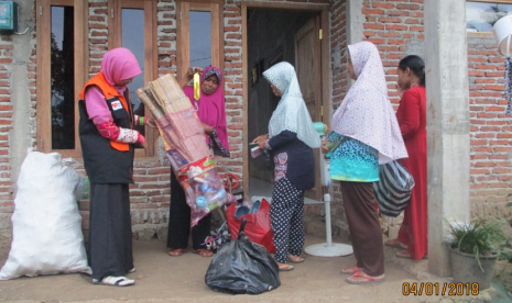 Warga Tegal menabung sampah di Bank Sampah Bersih Mandiri.