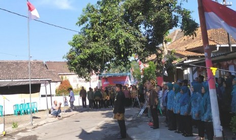 Warga Temenggungan, Kelurahan Panjang, Kecamatan Ambarawa, Kabupaten Semarang, menggelar upacara Hari Kesaktian Pancasila, di lingkungan mereka, Selasa (1/10). Upacara ini untuk mambut tenggat waktu pengosongan rumah oleh PT KAI.