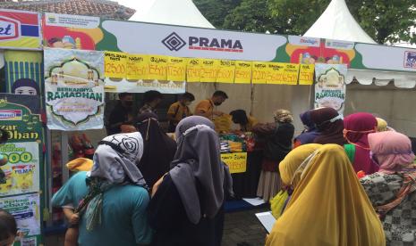 Warga tengah berbelanja di Bazar Ramadhan. Menjelang bulan Ramadhan, persiapkan perencanaan belanja yang baik agar hemat biaya dan tidak boros/ilustrasi.