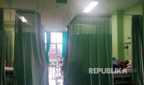 Warga tengah dirawat di ruang kelas 3 di RSUD Dr Soekardjo, Rabu (17/5).