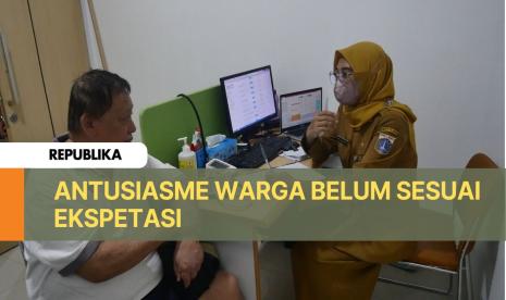 Warga tengah melakukan pemeriksaan kesehatan gratis di Puskesmas.