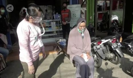 Warga tengah mencoba terapi uap besutan dokter Yosephine Pratiwi.