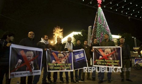 Palestinian people in the West Bank are protesting against US President Donald Trump's plan to recognize Jerusalem as the capital of Israel on Wednesday (December 6).