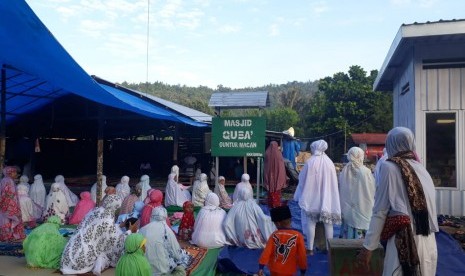 Warga terdampak gempa mulai berdatangan di masjid darurat yang dibuat akibat gempa di Desa Guntur Macan, Kecamatan Guntur Macan, Lombok Barat, NTB, Rabu (5/6).