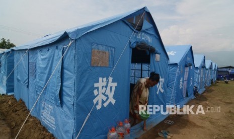 Warga terdampak likuifaksi beraktivitas di tenda Kamp Pengungsi Terpadu di Kelurahan Petobo, Palu, Sulawesi Tengah, Jumat (19/10/2018).