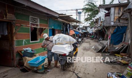 Warga terdampak proyek pembangunan Jakarta International Stadium (JIS), membawa barang-barangnya di Kampung Bayam, Kecamatan Tanjung Priok, Jakarta Utara, Senin (21/9/2020). 